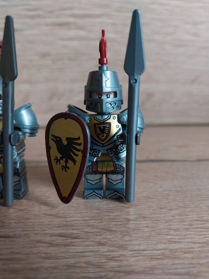 Figurines type lego 2 soldats chevaliers Corbeaux - photo numéro 3