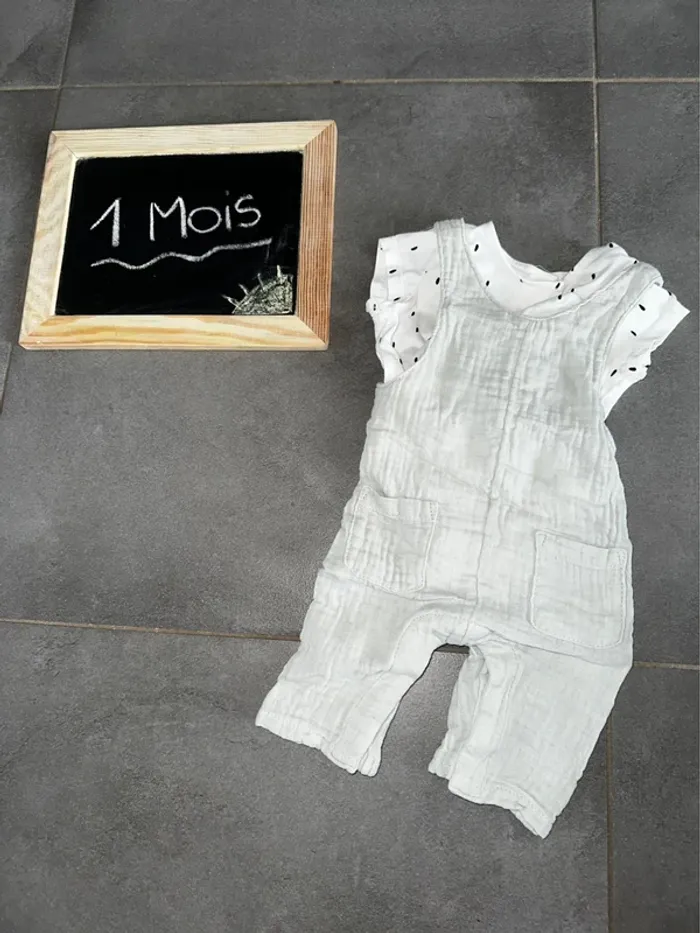 Salopette + t-shirt 1 mois