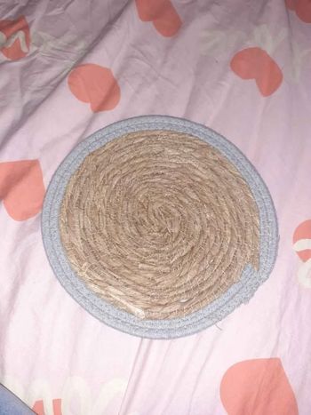 Dessous d'assiettes.