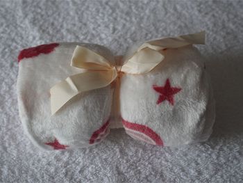 Joli plaid en velours écru/rose fantaisie (Arc en ciel, étoiles) neuf pour bébé