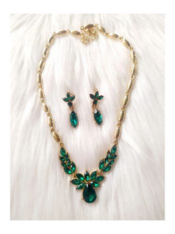 Parure dorée chic collier ras du cou et boucles vert émeraude strass style soirée gala