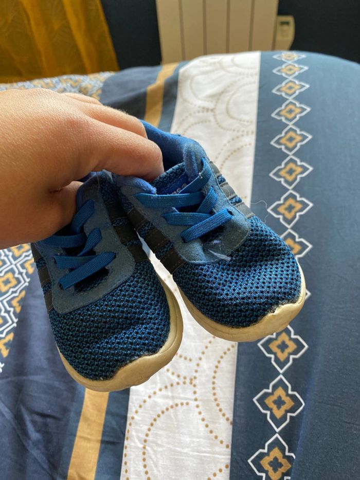 Basket adidas taille 20 - photo numéro 5