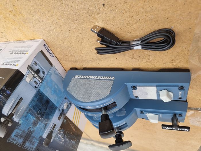 Set up Thrustmaster TCA Officer Pack + Quadrant Add-on Airbus Edition + Pro Flight Rudder Pedals... - photo numéro 4