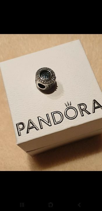 Charm Pandora Signature "O" couronné bleu scintillant