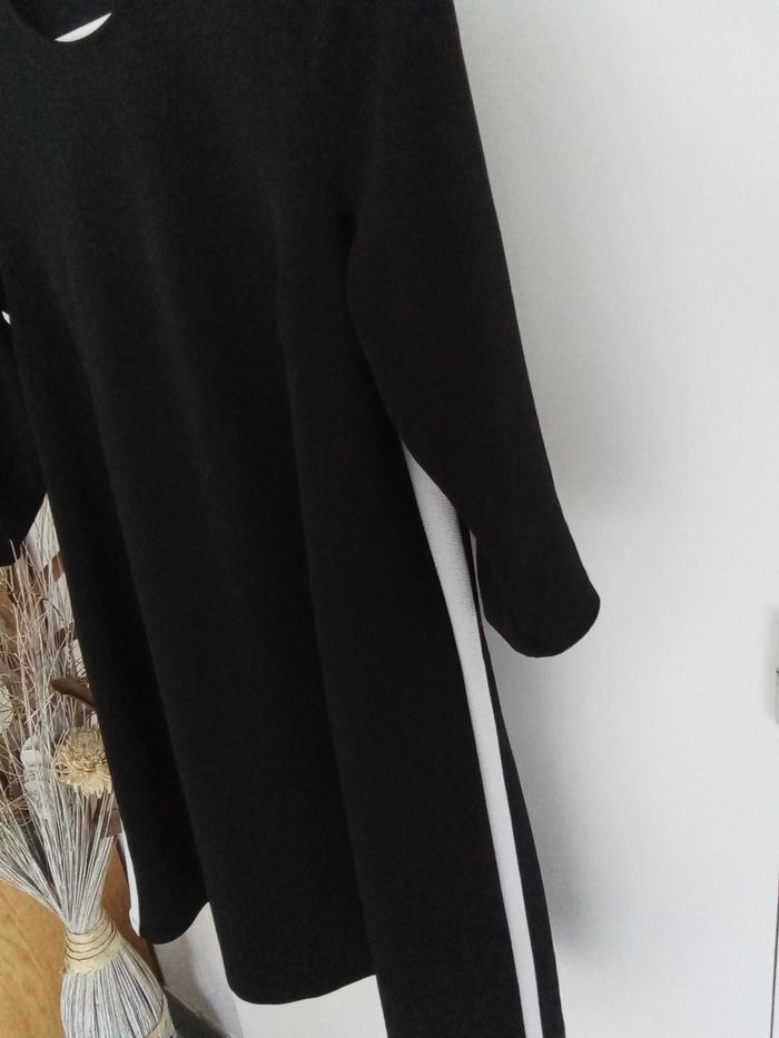 Robe noire avec bandes blanches Stradivarius taille 36/38 - photo numéro 6