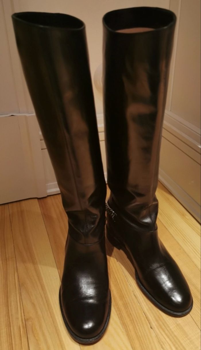 Très belles bottes Louboutin - photo numéro 4
