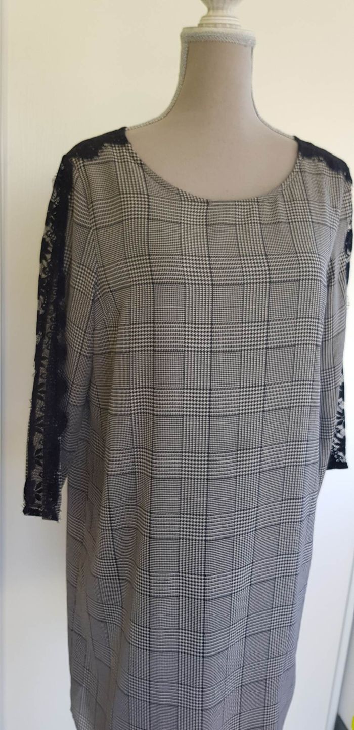 Robe à carreaux avec dentelle sur les manches - photo numéro 2