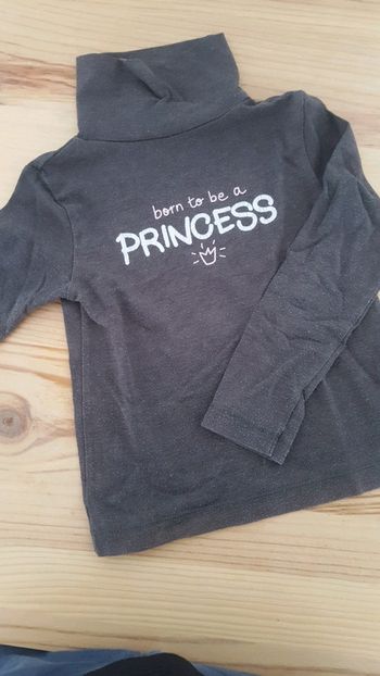 T shirt col roulé gris foncé.