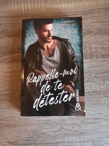 Livre broché romance Rappelle moi de te détester de Victoria Arabadzic