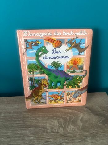 Livre l’imagerie des tout petits les dinosaures