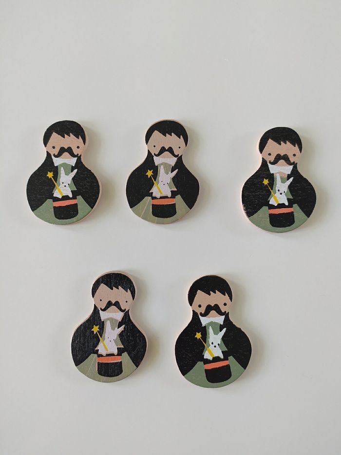 5 magiciens en bois peint