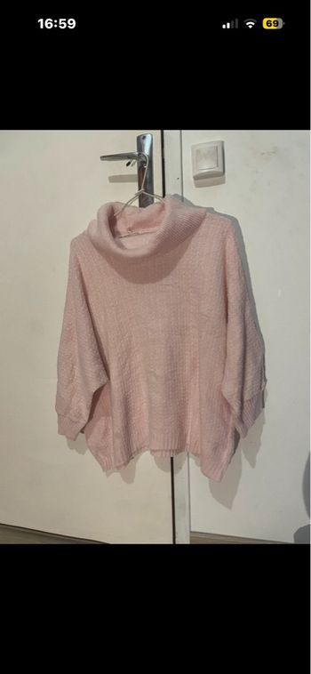 Pull en laine rose col roulé 
