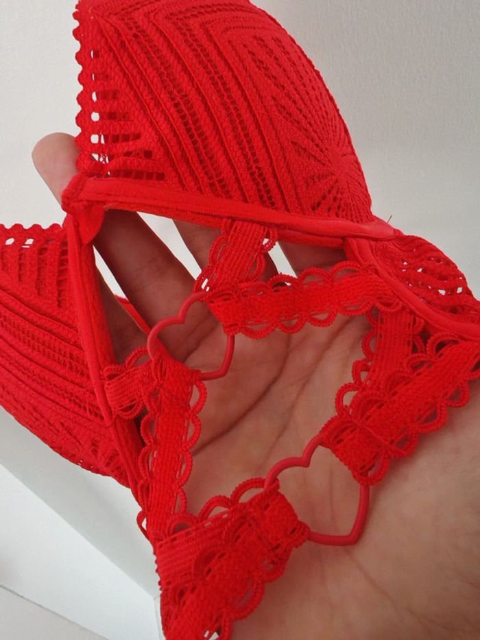 Soutien gorge rouge - photo numéro 2