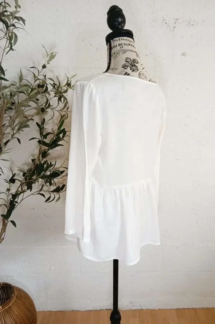 👚 Chemisier blanc cassé à volant – Coupe large – Taille 40 estimée – Très bon état - photo numéro 4