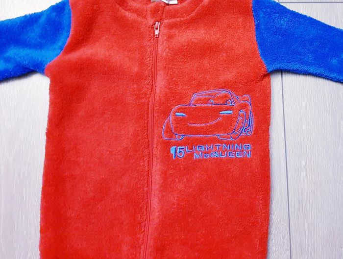 Pyjama rouge cars. Garçon 6 mois. Marque Disney - photo numéro 2