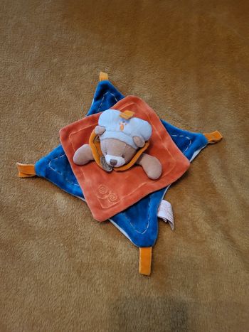 Doudou indidous ours bleu orange