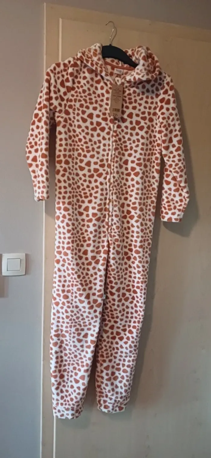 Pyjama style combinaison à tirettes . Tape à l'œil 12 ans .