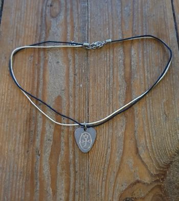 Collier cordelette et pendentif métallique