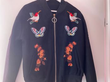 Veste en daim, noir et divers dessins