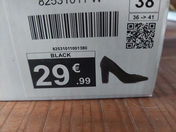 Chaussures noires femme vends chaussures noires avec petite déco sur ke devant.  Pointure - photo numéro 2