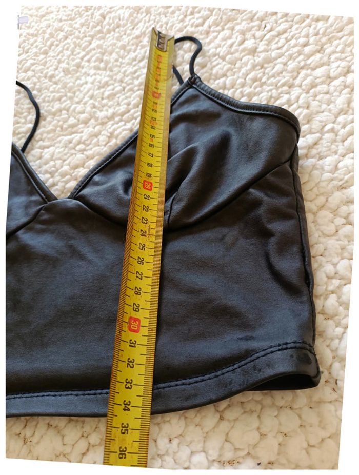 Crop top noir à bretelles fines effet satiné cuir - photo numéro 5