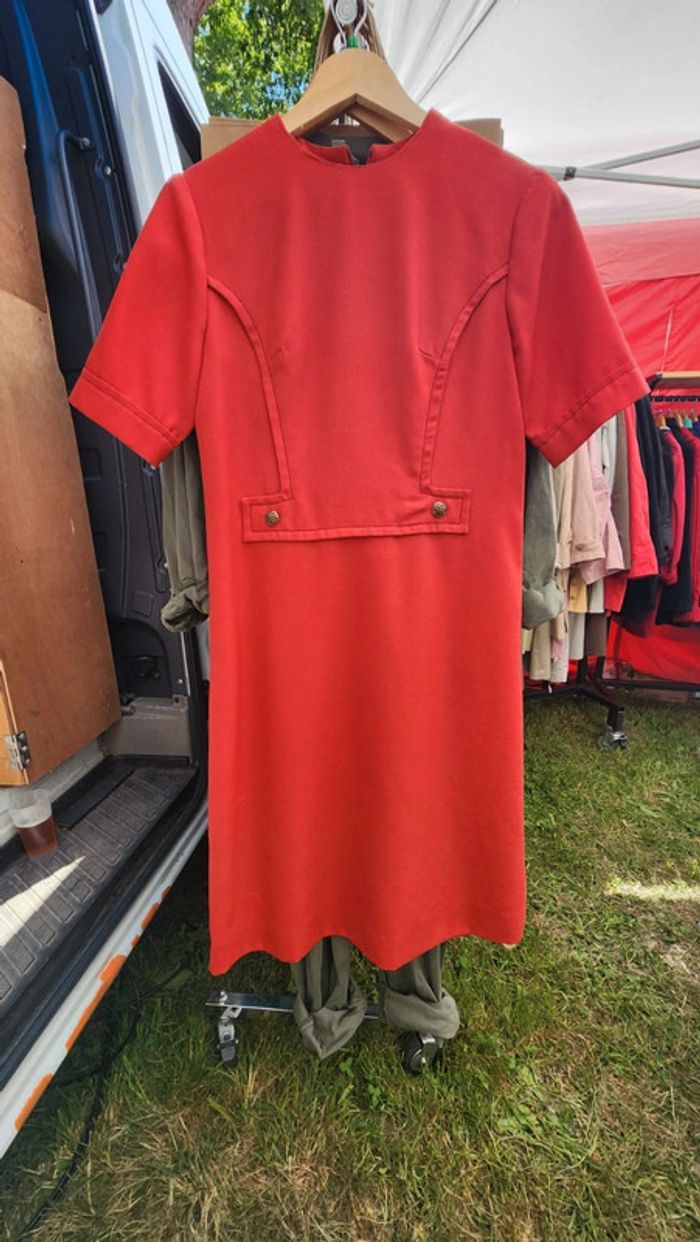 Magnifique robe annees 70's rouge, droite et structurée. Taille 40 - photo numéro 2