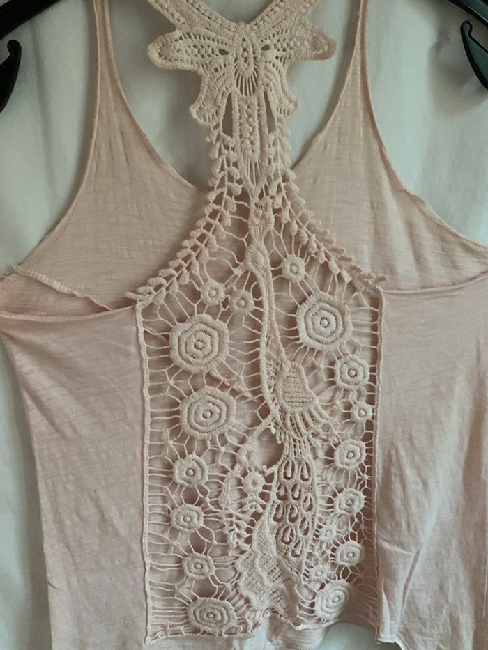 Top dos en dentelle rose