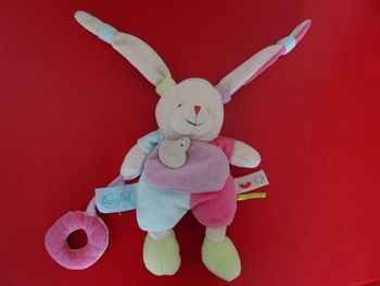 Doudou Babynat lapin anneau à la main