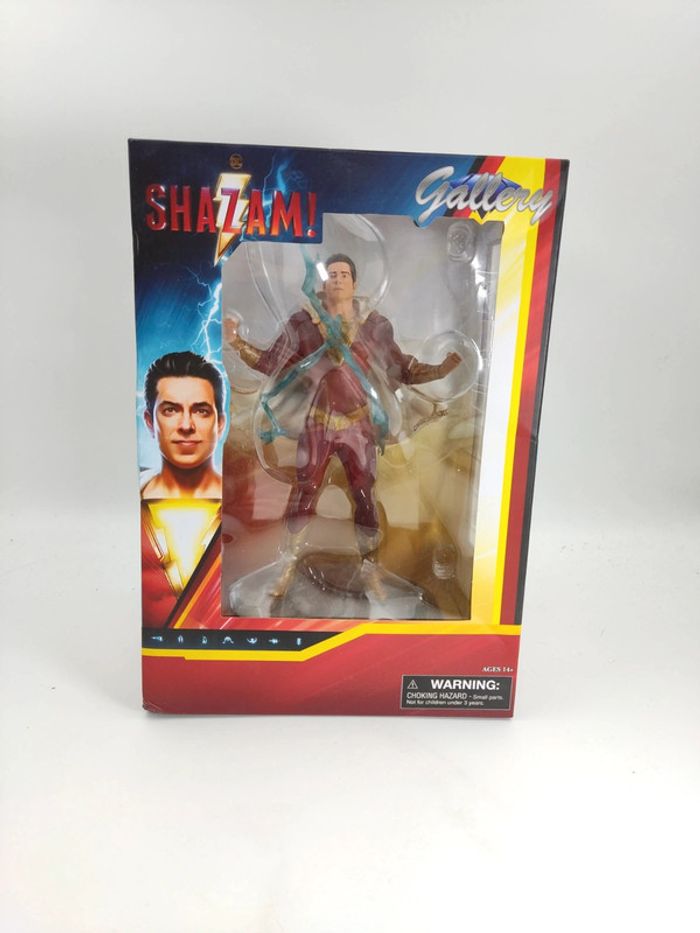 Zachary Levi As Shazam ! DC Comics Movie PVC statue Diamond Select Toys Gallery