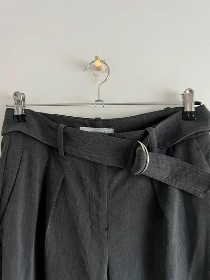 Pantalon gris ajusté - photo numéro 4