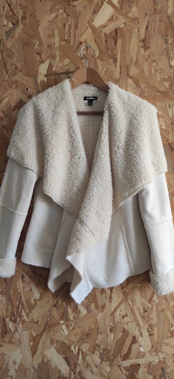 Veste blanche style daim et moumoute