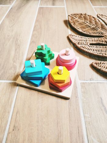 🌼 Formes géométriques multicolores en bois à trier et empiler