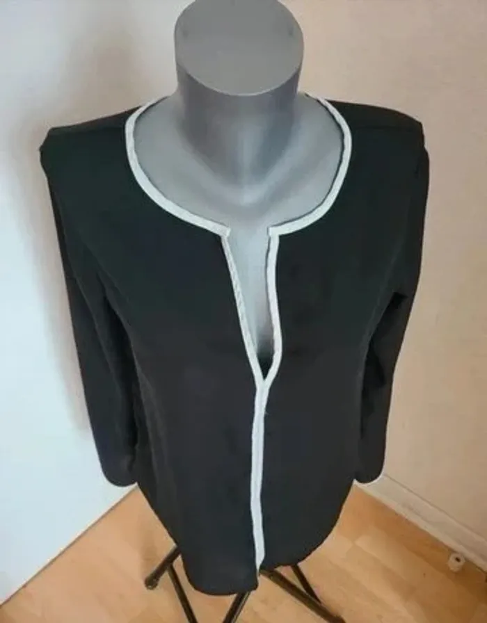 Blouse habillée noire liseré blanc 38