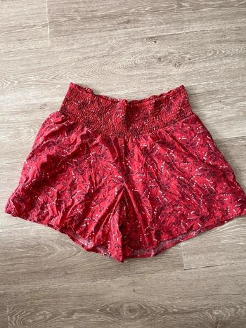 Short rouge avec fleurs