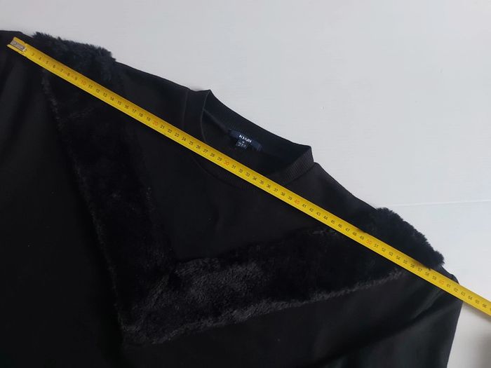 Sweat noir avec fourrure en V sur le devant peu porté taille M - photo numéro 5