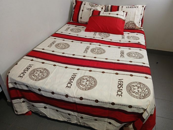 Drap de lit avec 4 taies d'oreiller