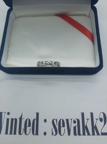 Bague en argent sertie de pierres