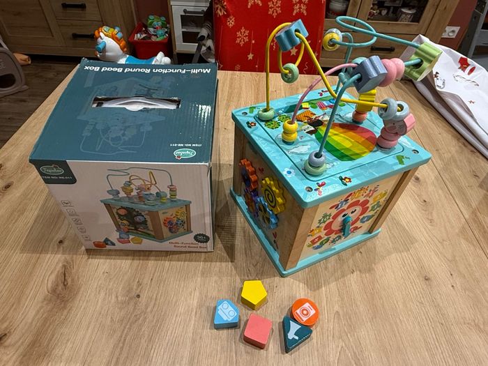 Cube d activités en bois