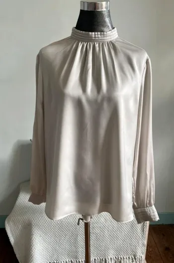 Blouse manches longues effet satin.