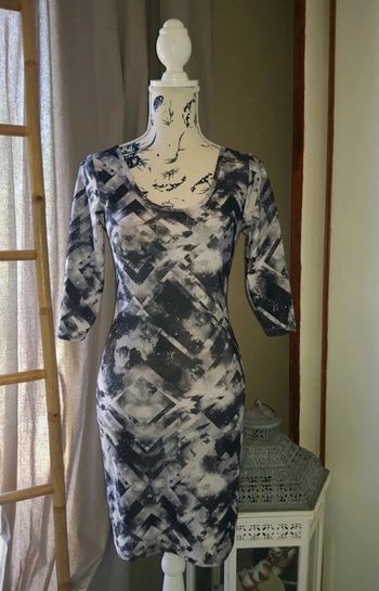 Robe moulante motifs géométriques dos nus grise/blanche/noire