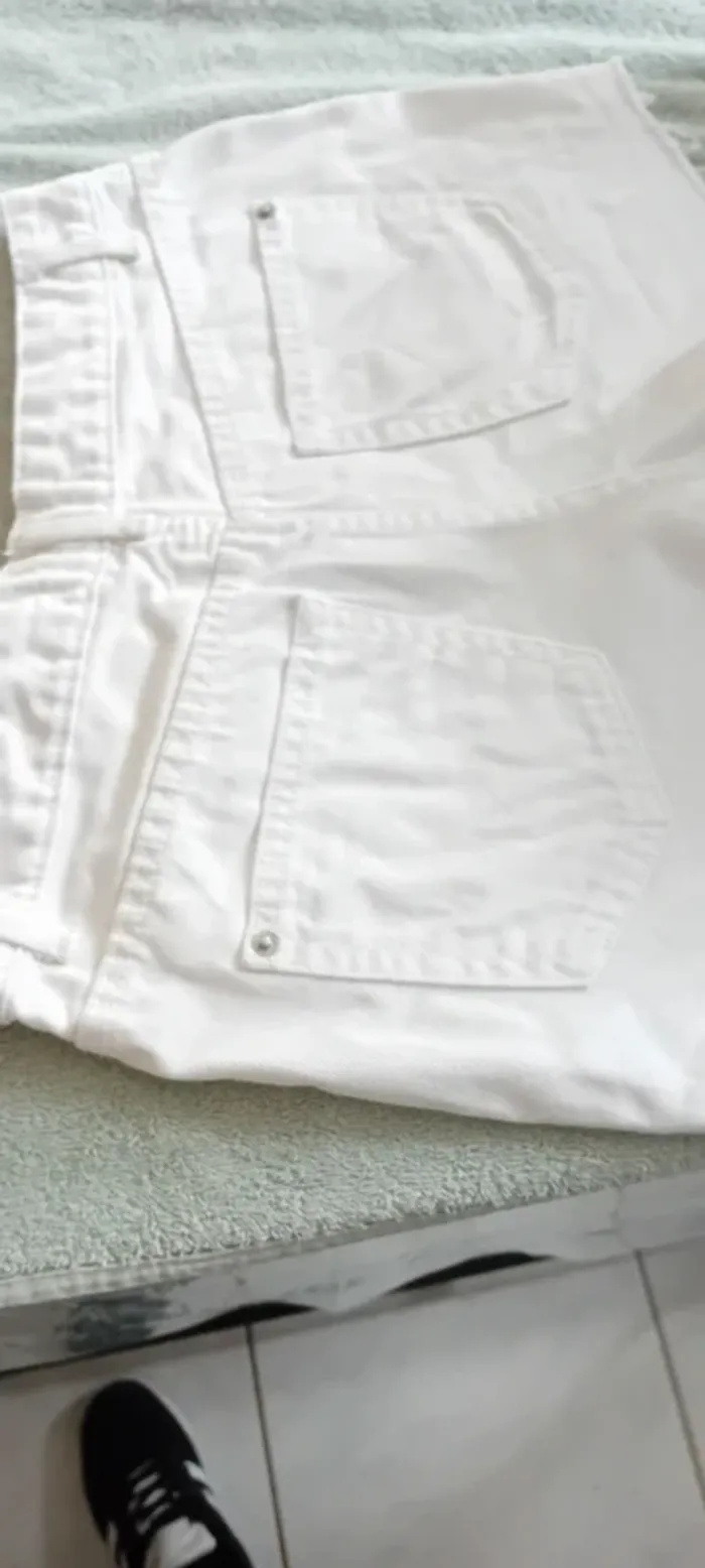 Très joli petit short en jean blanc pimkie taille 34 - photo numéro 2