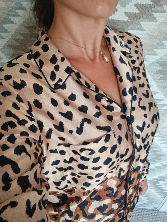 Chemisier style haut de pyjama satiné léopard Mango L - photo numéro 5