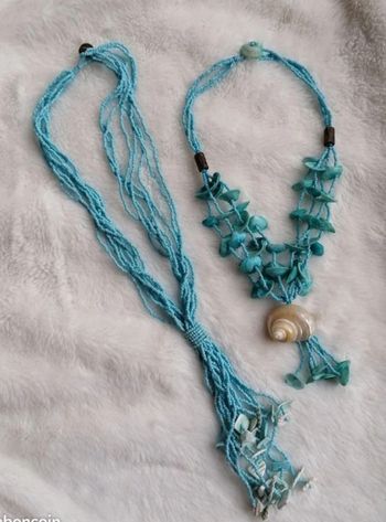 Lot de deux colliers bleus coquillages
