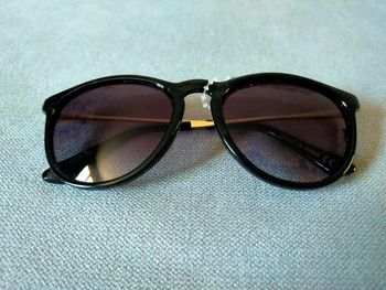 Lunettes de soleil noires – Neuf avec étiquette