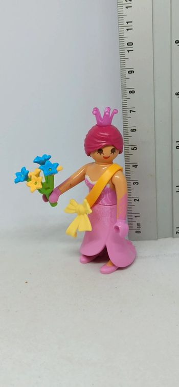 Femme miss en robe rose avec bouquet de fleurs playmobil