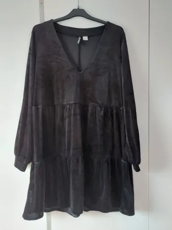 Robe volantée col V en velours ras