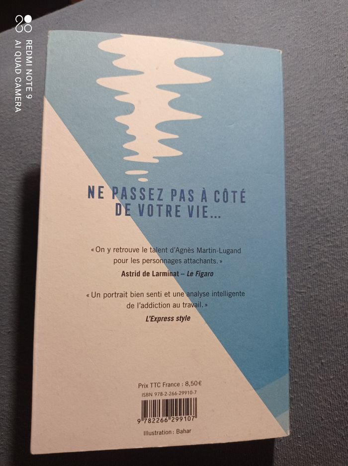 Livre roman, Désolée je suis attendue, Agnès Martin Lugand - photo numéro 2