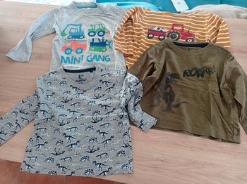 Lot de 4 t shirt. 2 ans