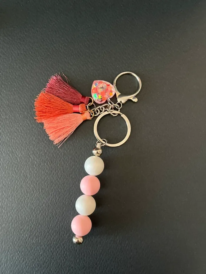 Porte clés rose et blanc pompon