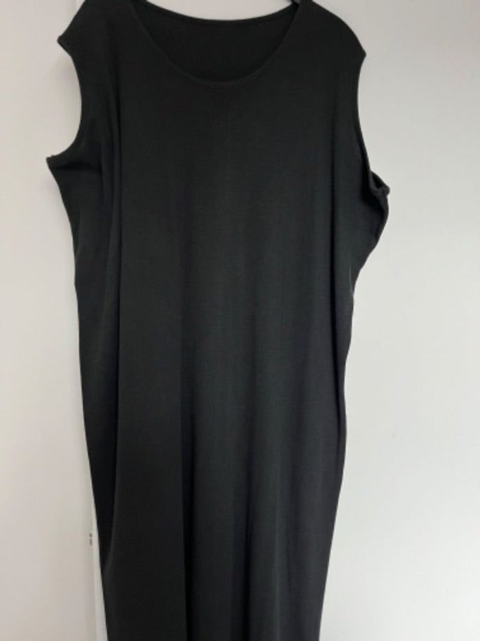 Robe noire  mi longue taille 54